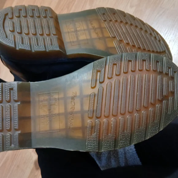 Doc Marten 2976 Smooth Leather Chelsea Boots - Picture 9 of 9